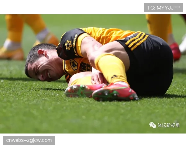 特写：终场哨响，为保级拼尽全力的勒阿弗尔老将瘫坐草地掩面。